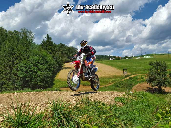 Fahrer springt über eine Kuppe – Sprungtechnik im Supermoto Kurs auf einer Offroad-Strecke der MX-Academy