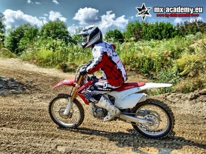 Fahrer auf der Strecke zwischen Bäumen beim Supermoto Training im Gelände der MX-Academy