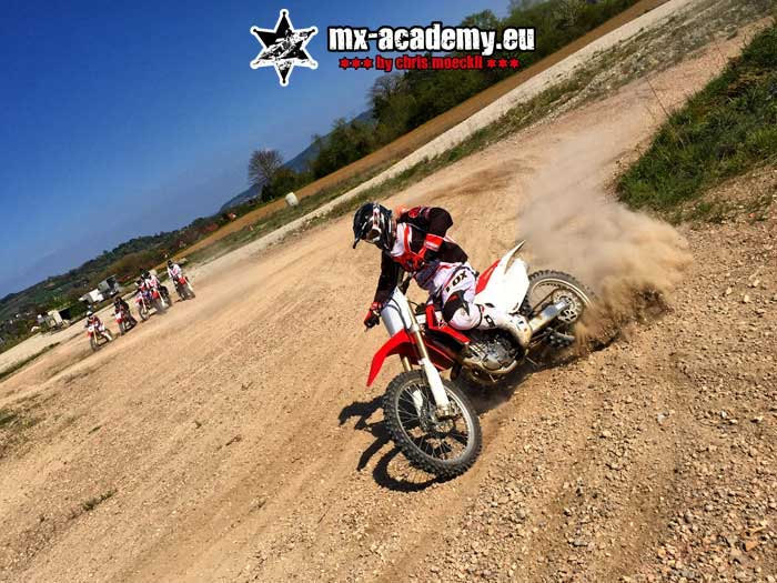 Fahrer zieht eine Staubwolke hinter sich her – Offroad-Übung für Supermoto-Fahrer in der MX-Academy